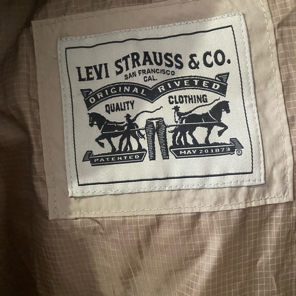Puffer jacket levis ( size L) - Picture 5 of 9